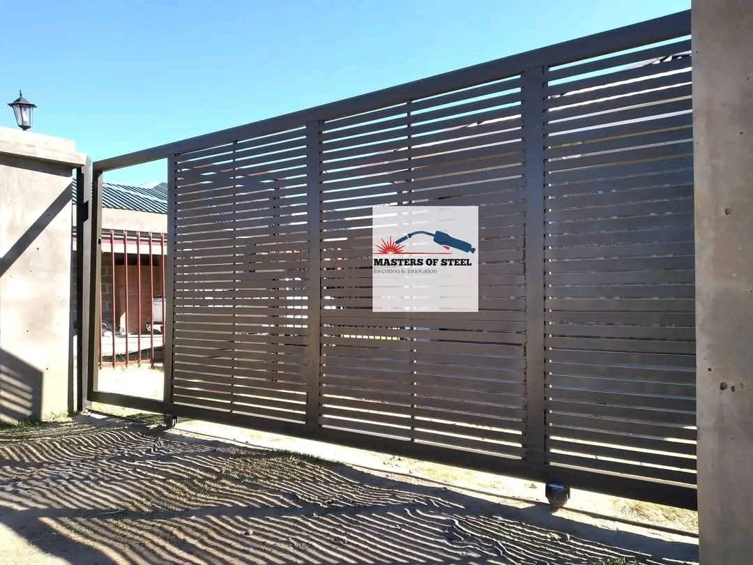 Horizontal flat bar gate